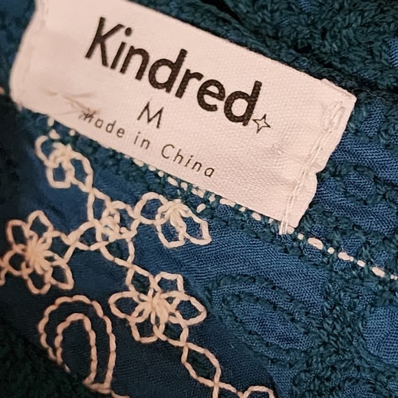 Anthropologie x Kindred‎ teal and white heavily embroidered triangle trim shirt - Picture 8 of 8